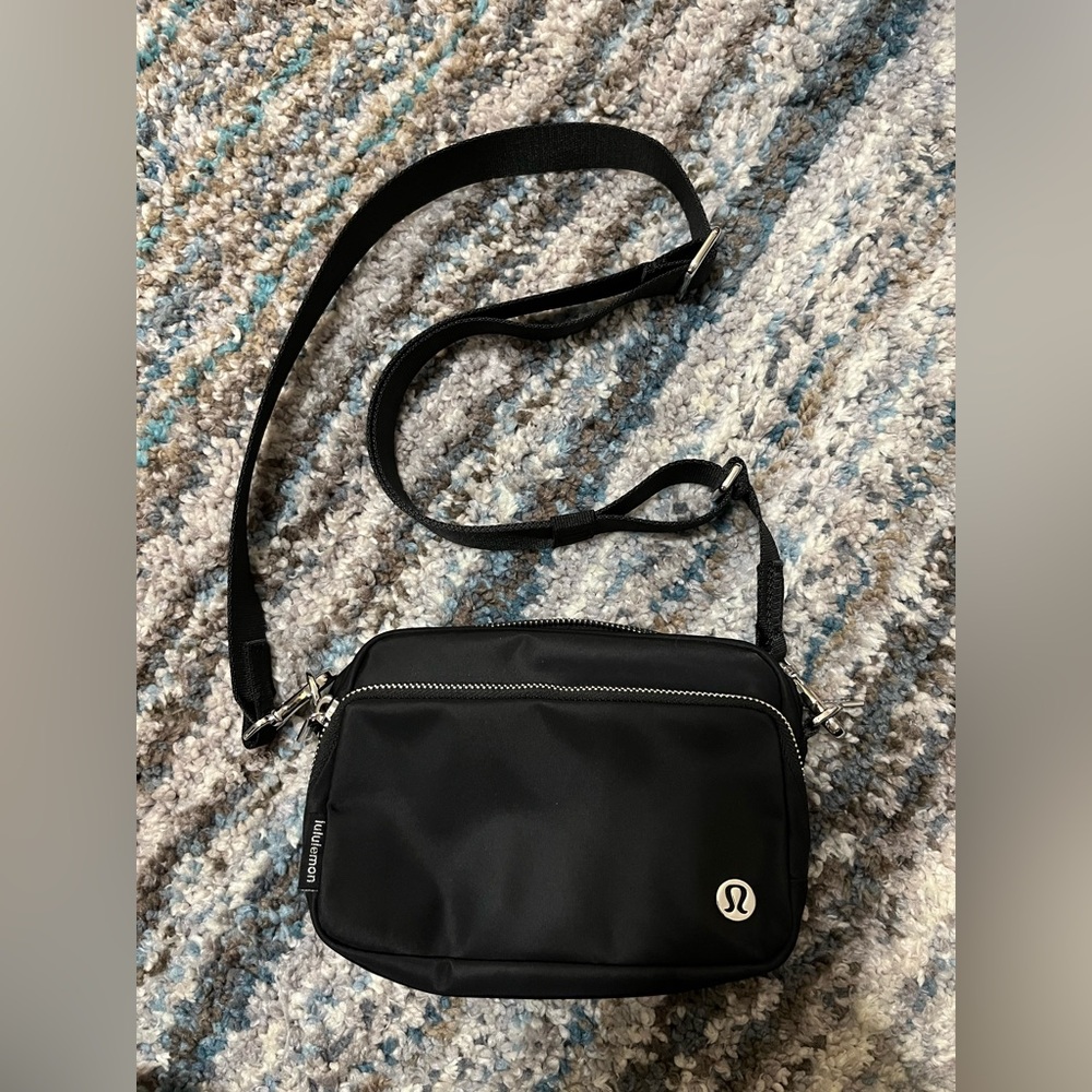 Lululemon Black Everywhere Crossbody Bag 2L